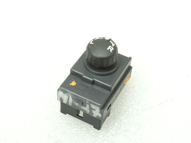 Mitsubishi Colt VI Z30 Ārējo spoguļu regulēšanas slēdzis MN108084 8608A129