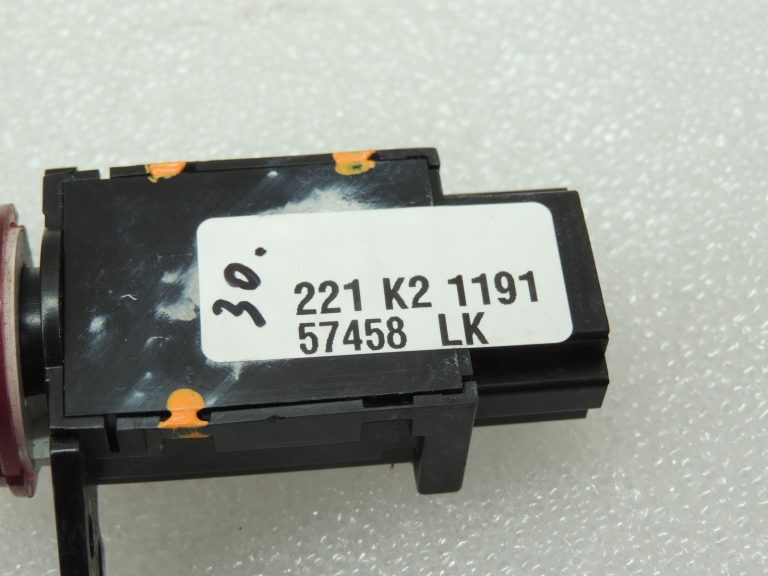 Mitsubishi Colt VI Z30 avārijas brīdinājuma slēdzis MR951792