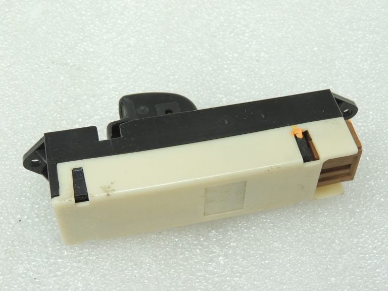 Mitsubishi L200 K7 Logu regulatora slēdzis aizmugurējais labais MR228167 8608A028HA