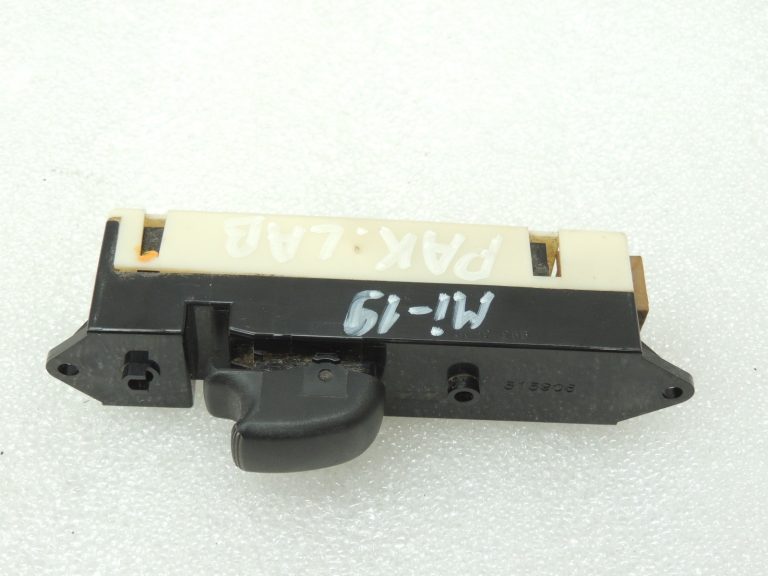 Mitsubishi L200 K7 Logu regulatora slēdzis aizmugurējais labais MR228167 8608A028HA