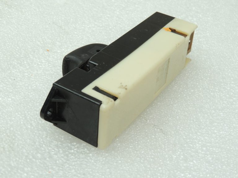 Mitsubishi L200 K7 Logu regulatora slēdzis aizmugurējais labais MR228167 8608A028HA