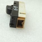 Mitsubishi L200 K7 Logu regulatora slēdzis aizmugurējais labais MR228167 8608A028HA