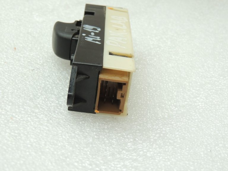 Mitsubishi L200 K7 Logu regulatora slēdzis aizmugurējais labais MR228167 8608A028HA