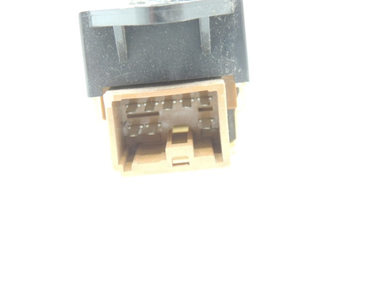 Mitsubishi L200 K7 Logu regulatora slēdzis aizmugurējais labais MR228167 8608A028HA