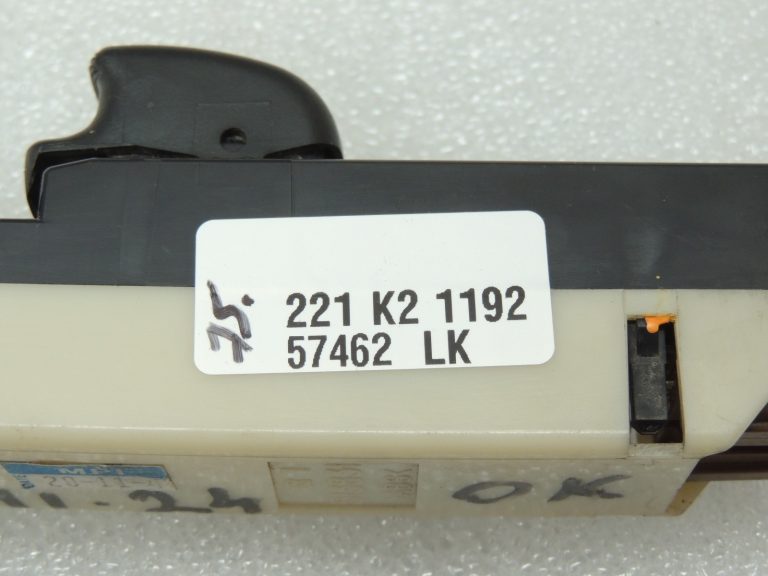 Mitsubishi L200 K7 Logu regulatora slēdzis aizmugurējais labais MR228167 8608A028HA