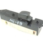 Mitsubishi L200 K7 Logu regulatora slēdzis aizmugurējais kreisais 8608A027HA MR732123