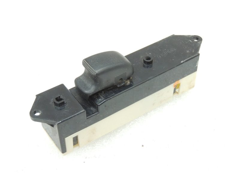 Mitsubishi L200 K7 Logu regulatora slēdzis aizmugurējais kreisais 8608A027HA MR732123