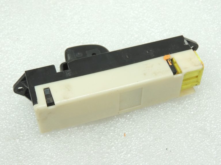 Mitsubishi L200 K7 Logu regulatora slēdzis aizmugurējais kreisais 8608A027HA MR732123