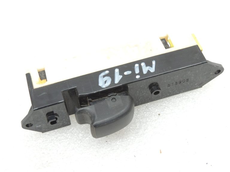 Mitsubishi L200 K7 Logu regulatora slēdzis aizmugurējais kreisais 8608A027HA MR732123