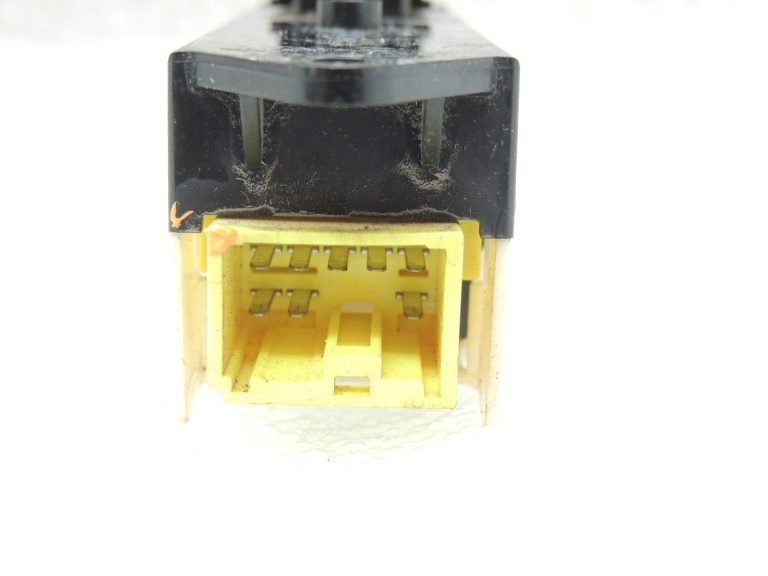 Mitsubishi L200 K7 Logu regulatora slēdzis aizmugurējais kreisais 8608A027HA MR732123
