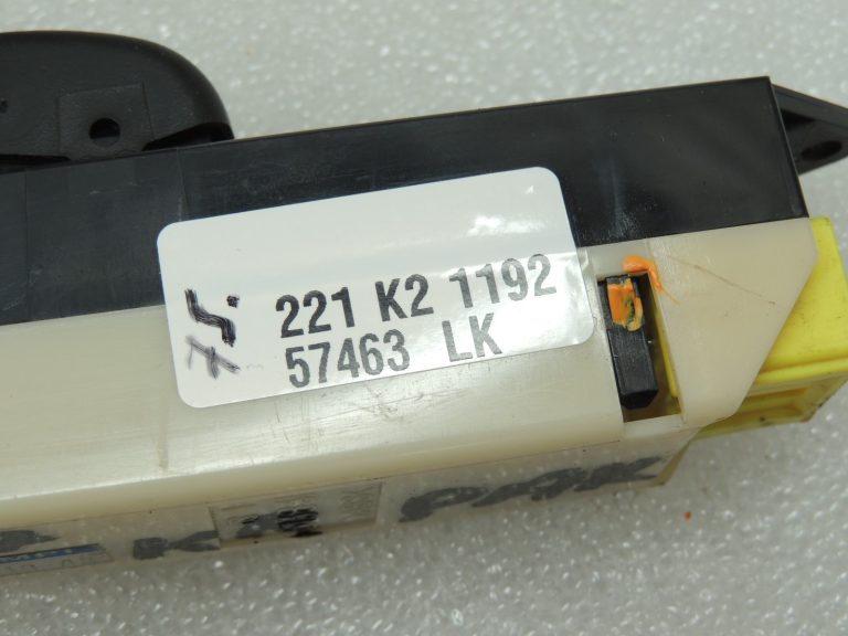Mitsubishi L200 K7 Logu regulatora slēdzis aizmugurējais kreisais 8608A027HA MR732123
