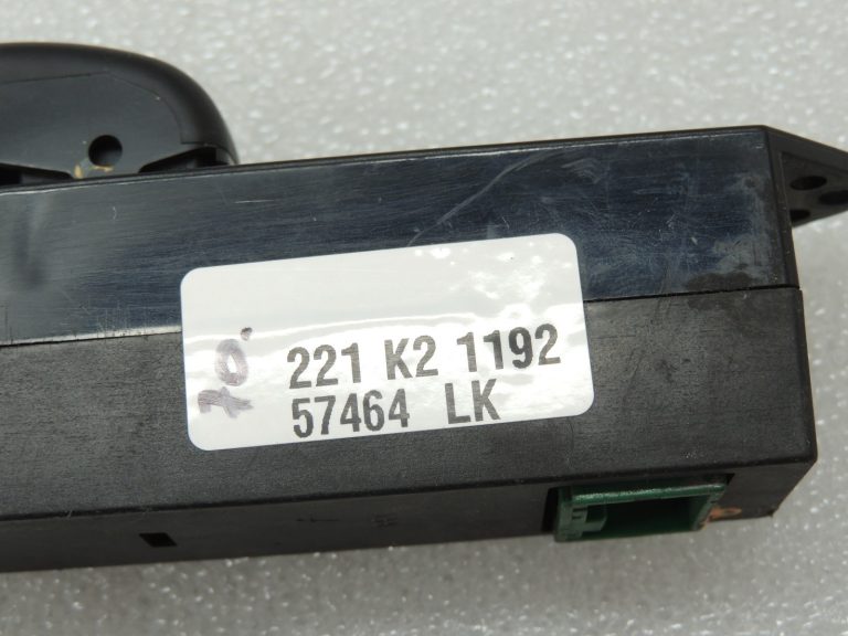 Mitsubishi Pajero K9 Montero Sport priekšējais labās puses elektrisko logu slēdzis MR763631