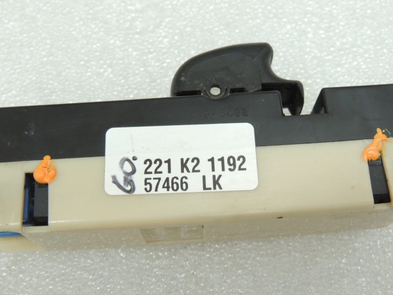 Mitsubishi L200 K7 viena elektriskā loga slēdzis, zila kontaktdakša MR732121