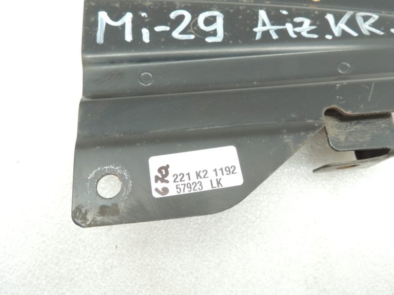 Mitsubishi Pajero 3,2Di-D V78W Aizmugurējā bampera stiprinājums kreisais MR478819