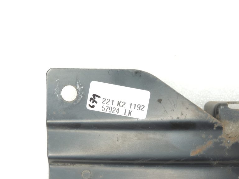 Mitsubishi Pajero 3,2Di-D V78W Aizmugurējā bampera stiprinājums labajā pusē MR478820