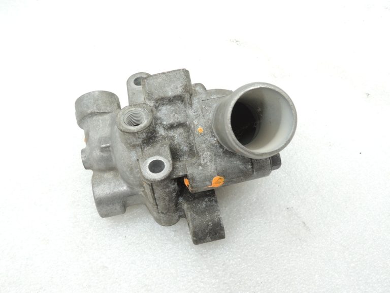 Oriģinālās Mitsubishi Pajero 3,2Di-D V78W termostata korpuss ME203572, ME203432