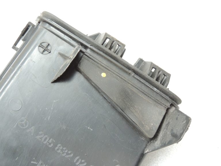Oriģinālā aprīkojuma Mercedes Benz W205 Dzinēja nodalījuma drenāžas vārsts pa labi A2058320284