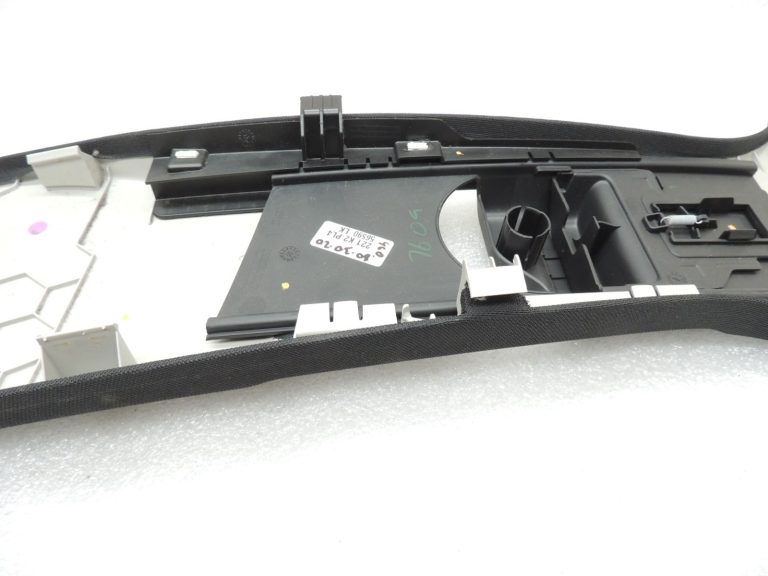 Oriģinālā Mercedes Benz W205 labās B-svārstgala augšējā apdare melna A2056900326