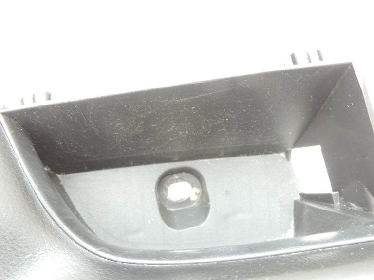 Oriģinālā Mazda 6 III GJ GL durvju paneļa roku balsts priekšējais kreisais GHP969391