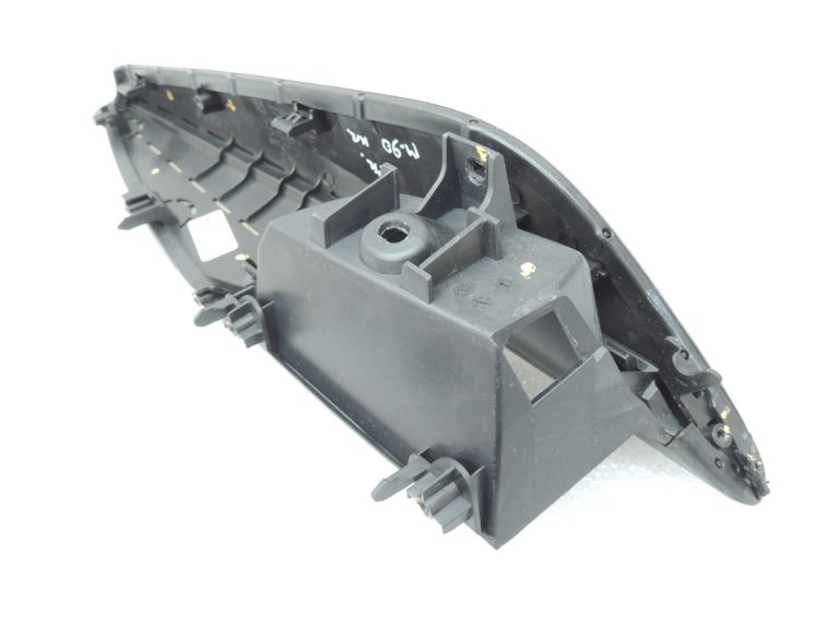 Oriģinālā Mazda 6 III GJ GL durvju paneļa roku balsts priekšējais kreisais GHP969391