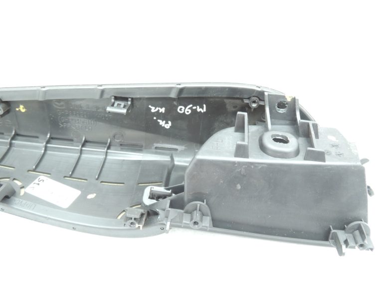 Oriģinālā Mazda 6 III GJ GL durvju paneļa roku balsts priekšējais kreisais GHP969391