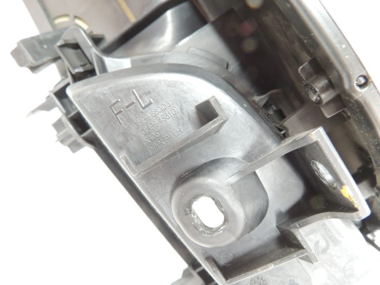 Oriģinālā Mazda 6 III GJ GL durvju paneļa roku balsts priekšējais kreisais GHP969391