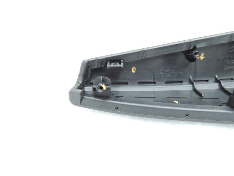 Oriģinālā Mazda 6 III GJ GL durvju paneļa roku balsts priekšējais kreisais GHP969391