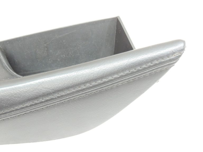 Oriģinālā Mazda 6 III GJ GL durvju paneļa roku balsts priekšējais kreisais GHP969391
