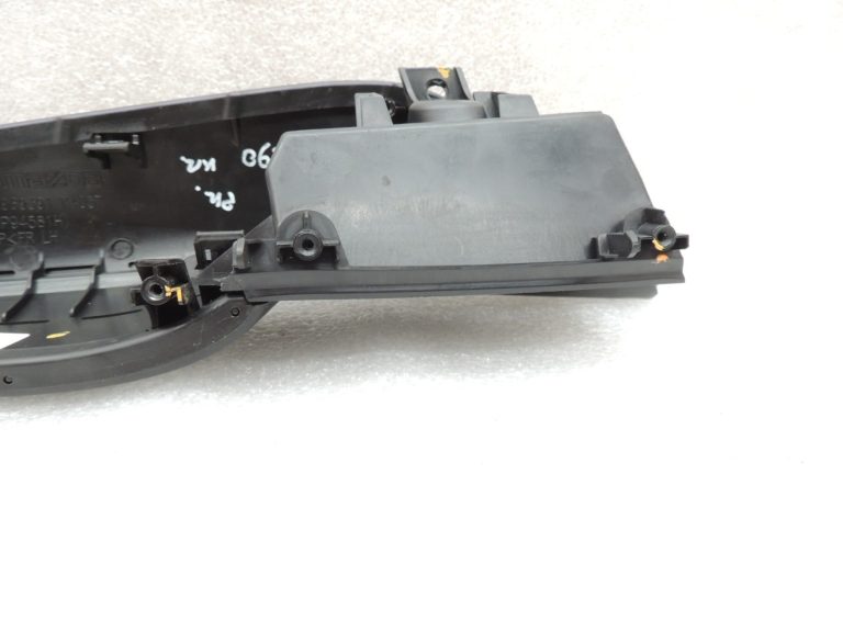 Oriģinālā Mazda 6 III GJ GL durvju paneļa roku balsts priekšējais kreisais GHP969391