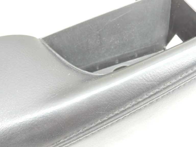 Oriģinālā Mazda 6 III GJ GL durvju paneļa roku balsts priekšējais kreisais GHP969391