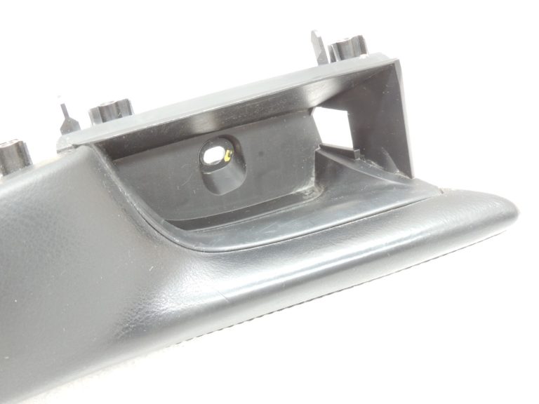 Oriģinālā Mazda 6 III GJ GL durvju paneļa roku balsts priekšējais kreisais GHP969391