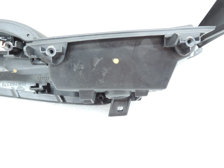 Oriģinālā Mazda 6 III GJ GL durvju paneļa roku balsts aizmugurējā labajā pusē GHK169376