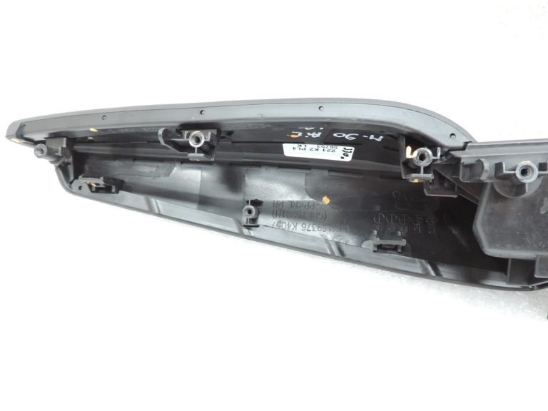 Oriģinālā Mazda 6 III GJ GL durvju paneļa roku balsts aizmugurējā labajā pusē GHK169376