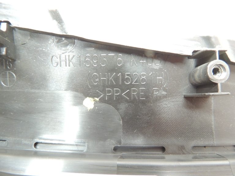 Oriģinālā Mazda 6 III GJ GL durvju paneļa roku balsts aizmugurējā labajā pusē GHK169376