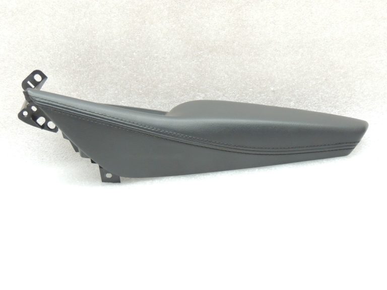 Oriģinālā Mazda 6 III GJ GL durvju paneļa roku balsts aizmugurējā labajā pusē GHK169376