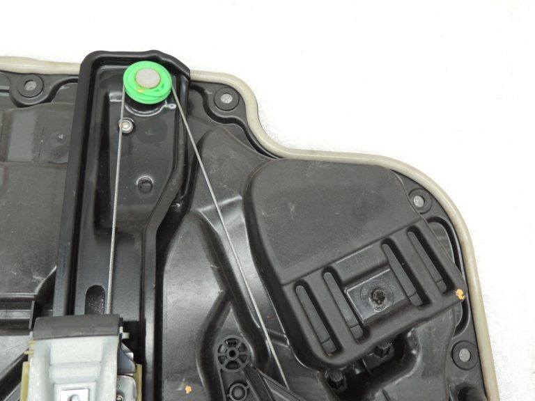 Mercedes-Benz C-klase W205 Logu regulatora mehānisms aizmugurējais labais A2057308004