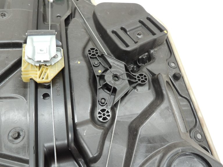 Mercedes-Benz C-klase W205 Logu regulatora mehānisms aizmugurējais labais A2057308004