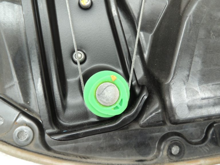 Mercedes-Benz C-klase W205 Logu regulatora mehānisms aizmugurējais labais A2057308004