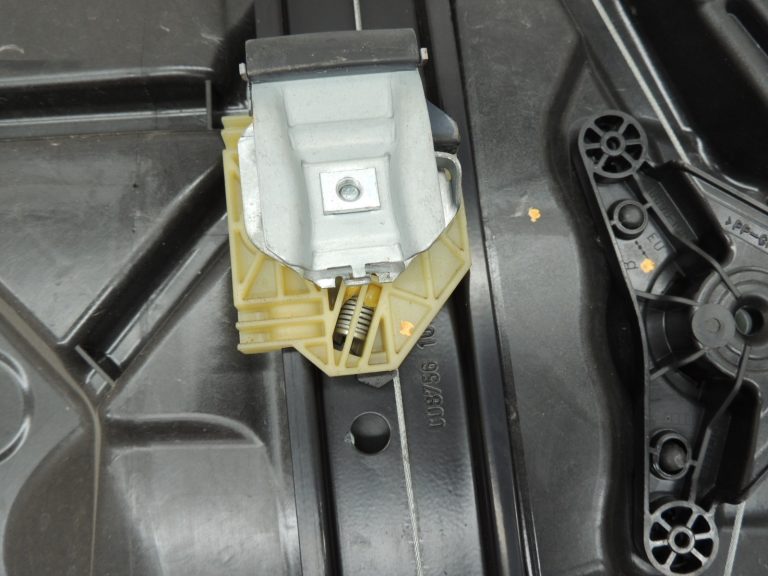 Mercedes-Benz C-klase W205 Logu regulatora mehānisms aizmugurējais labais A2057308004