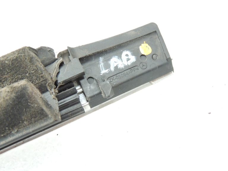 Oriģinālā aprīkojuma Mercedes W205 aizmugurējā labā loga līstes A2057300424