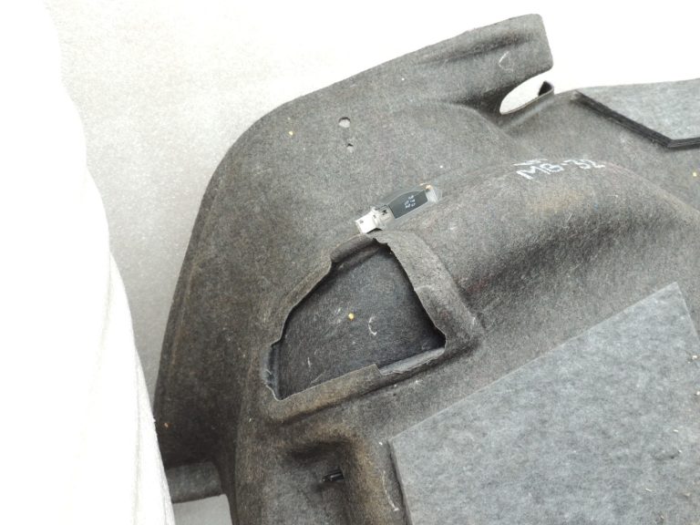 Oriģinālā Mercedes Benz W205 sedana bagāžnieka sānu apdare labajā pusē A2056902625