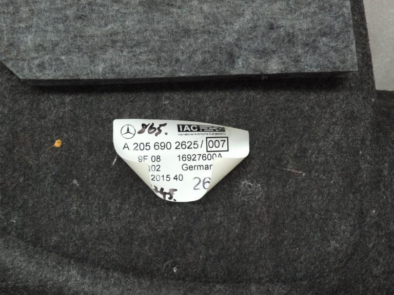 Oriģinālā Mercedes Benz W205 sedana bagāžnieka sānu apdare labajā pusē A2056902625