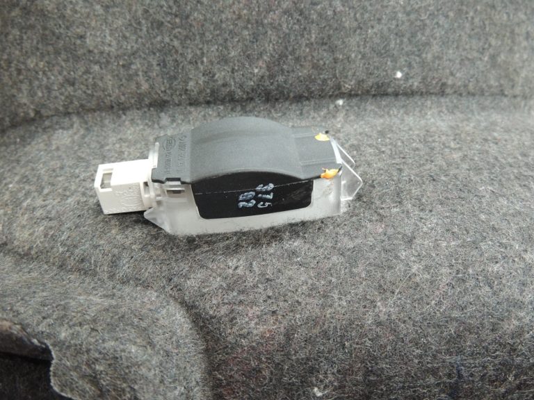Oriģinālā Mercedes Benz W205 sedana bagāžnieka sānu apdare labajā pusē A2056902625