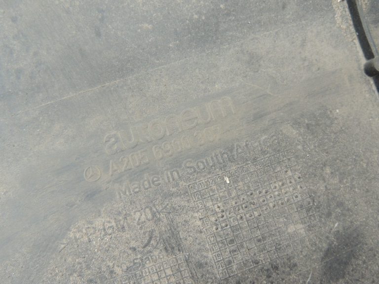 Oriģinālā Mercedes Benz W205 sedana bagāžnieka apakšējā paneļa aizmugurējā apdare