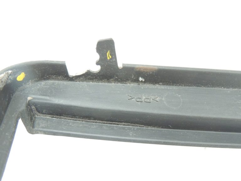 Opel Frontera B priekšējo lukturu vāka rāmja apdare labajā pusē 97184804