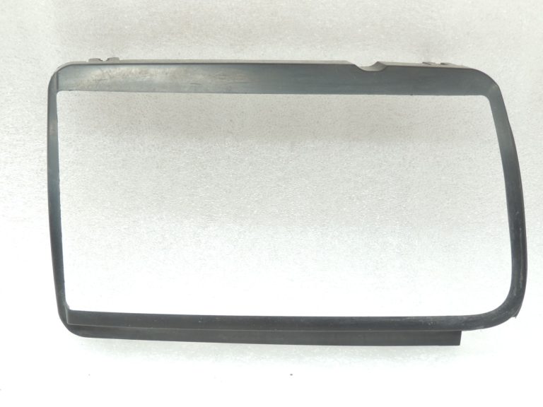 Opel Frontera B priekšējo lukturu vāka rāmja apdare labajā pusē 97184804