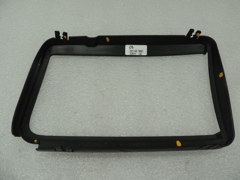Opel Frontera B priekšējo lukturu vāka rāmja apdare labajā pusē 97184804
