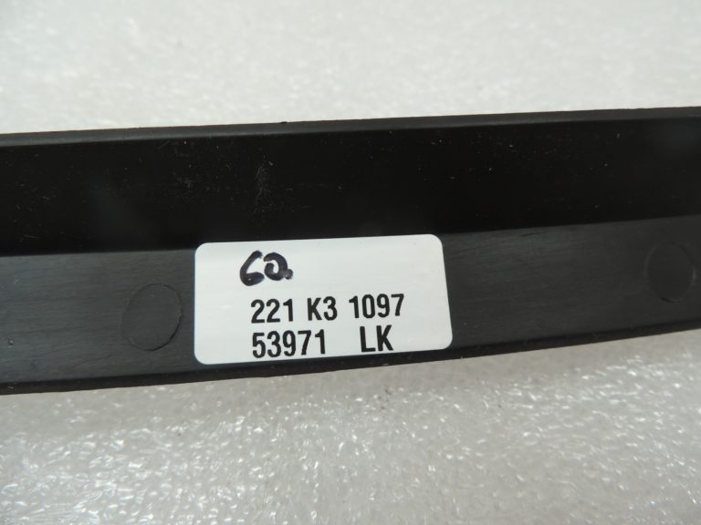Opel Frontera B priekšējo lukturu vāka rāmja apdare labajā pusē 97184804