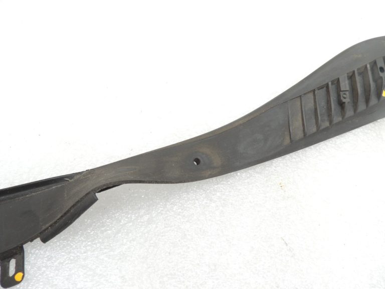 Volvo XC90 I 2003-2010 Priekšējo lukturu gumijas blīvējuma sloksne labajā pusē 30698152