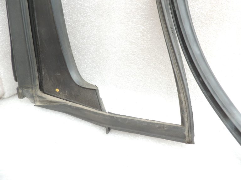 Opel Zafira C Aizmugurējā labās puses durvju loga blīvējums 13260088